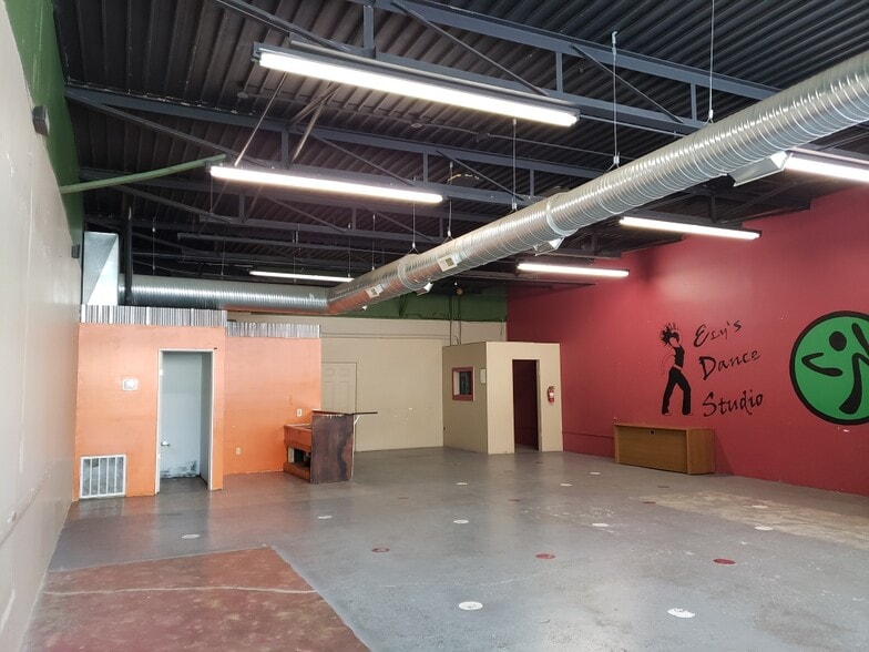 More Photos Of 2322 Charles St, Rockford General Retail For Sale