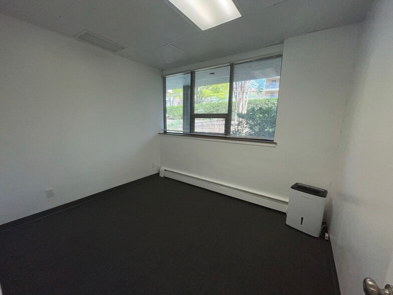 More Photos Of 20-24 Park Pl, Great Neck Office Residential For Lease