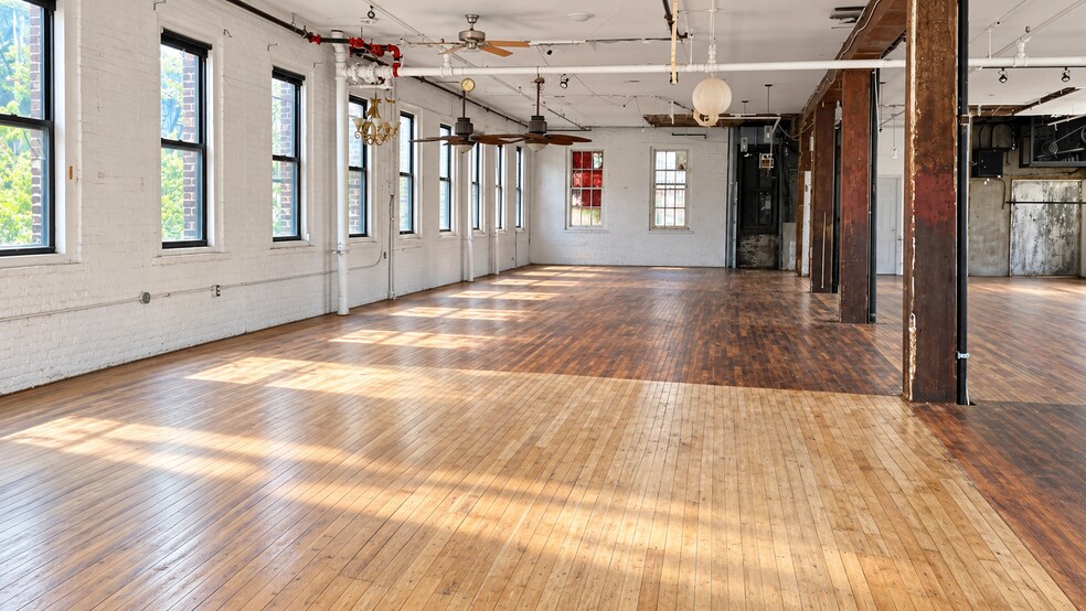 More Photos Of 235 Berry St, Brooklyn Apartments For Lease