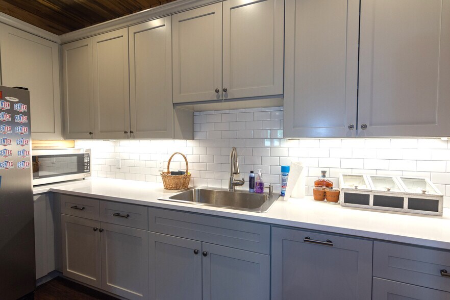 More Photos Of 2520 W Highway 290, Dripping Springs Light Manufacturing For Sale