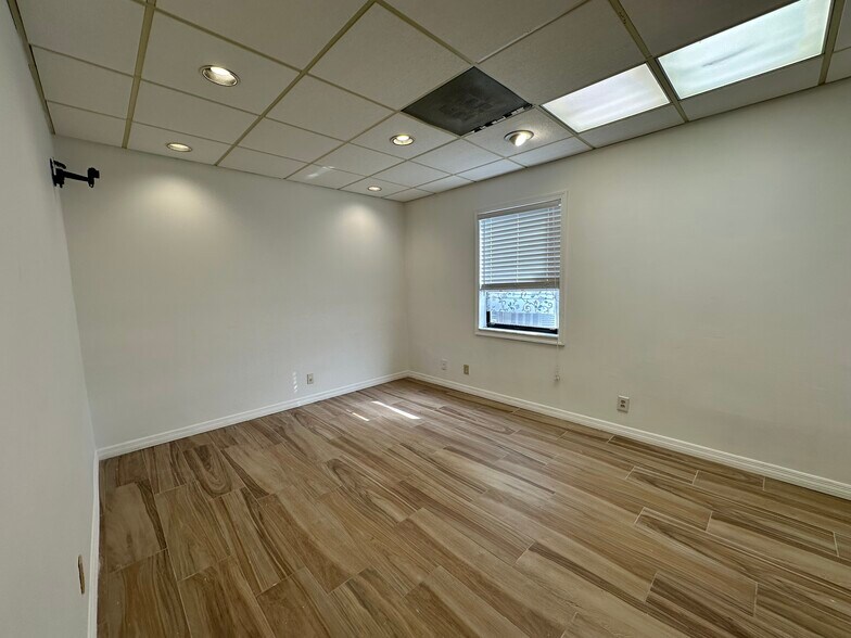 More Photos Of 7800 W Oakland Park Blvd, Sunrise Medical For Lease