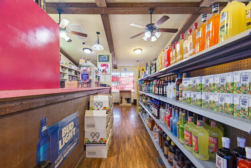 More Photos Of 809 Lester Ln, Rogers General Retail For Sale