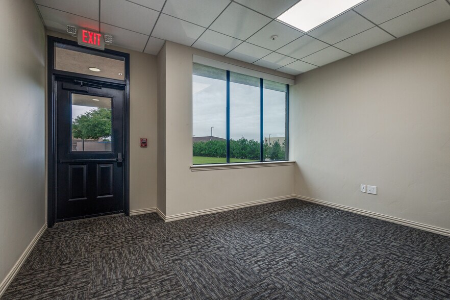 More Photos Of 6200 Stone Hill Farms Pky, Flower Mound Loft Creative Space For Sale