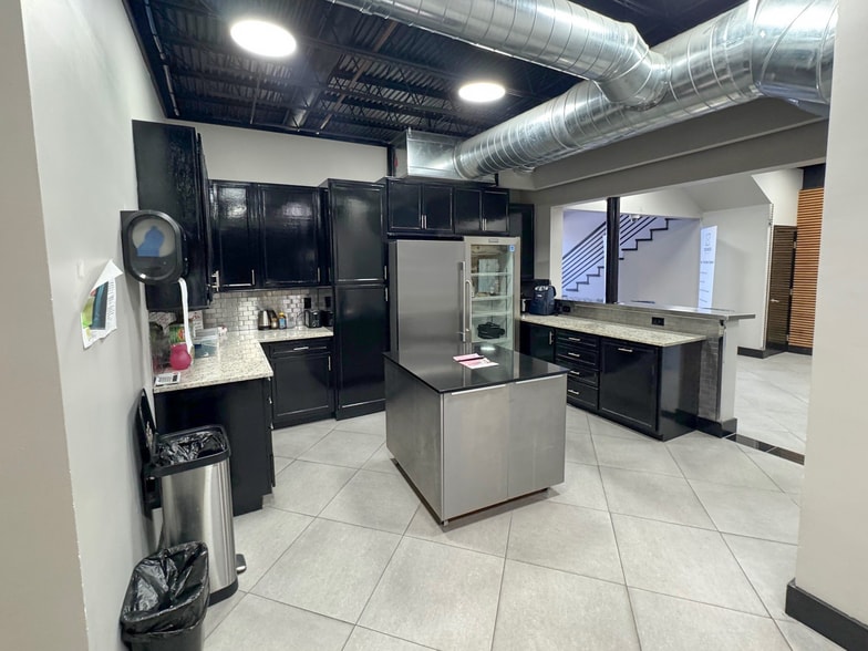More Photos Of 5770 E Skelly Dr, Tulsa Office For Lease