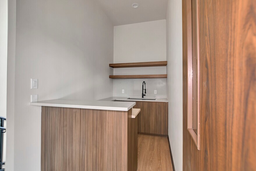 More Photos Of 1009 Yale St, Houston Freestanding For Lease