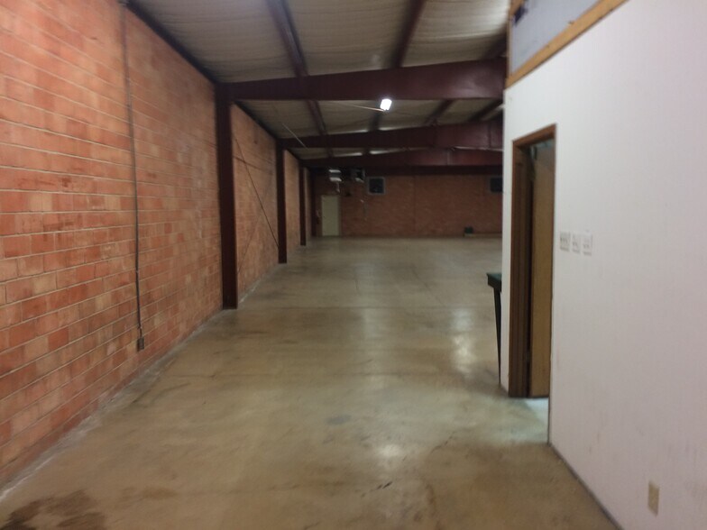 More Photos Of 8446 Gault Ln, San Antonio Light Distribution For Lease