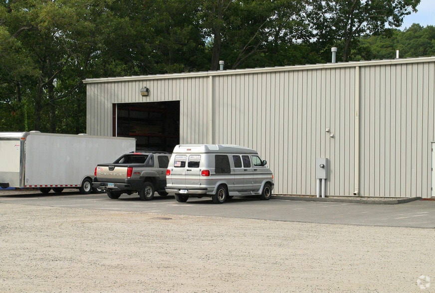 More Photos Of 95 Bridge Rd, Haddam Distribution For Lease