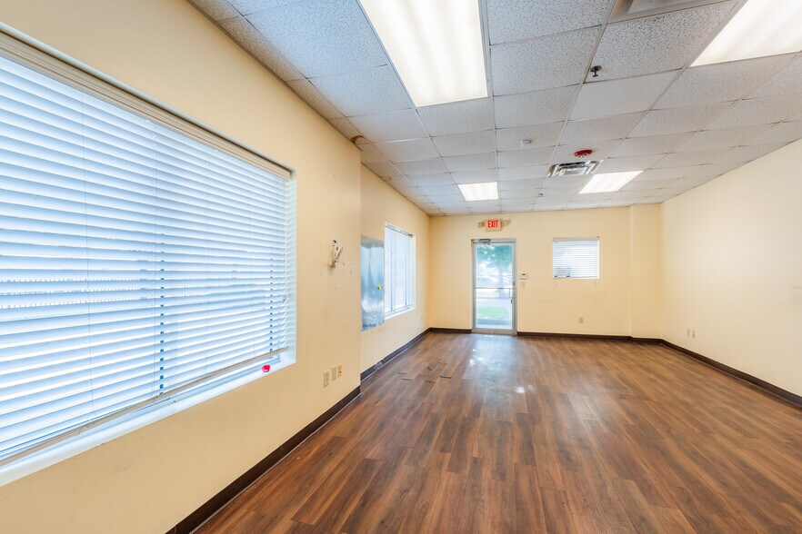 More Photos Of 5750 N Sam Houston Pky E, Houston Warehouse For Lease