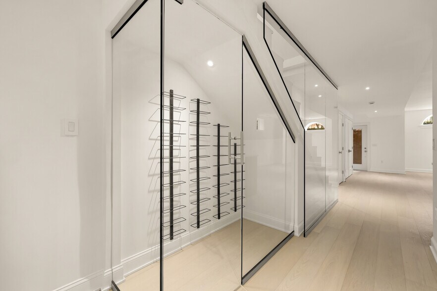 More Photos Of 329 8th St NE, Washington Office For Sale