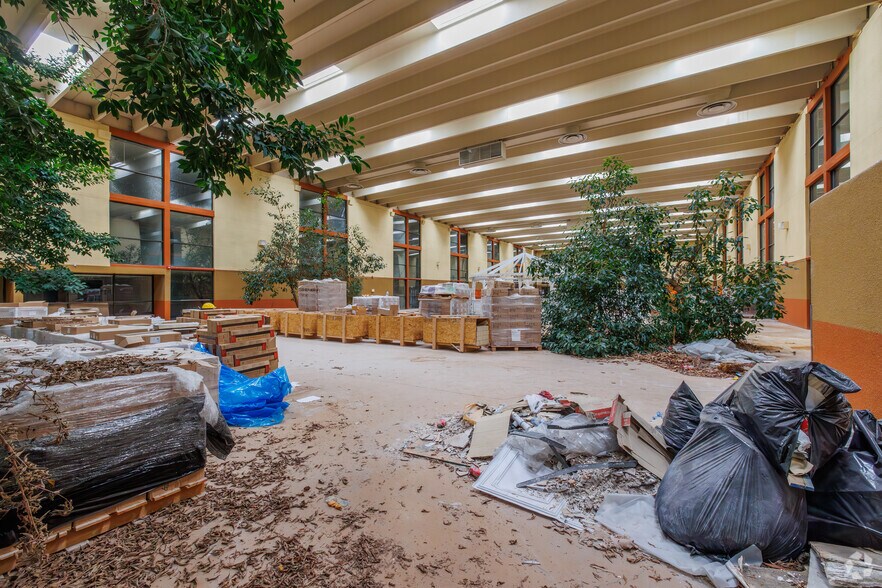 More Photos Of 700 Scott Ave, Farmington Hotel For Sale