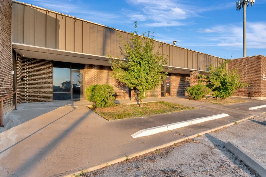 More Photos Of 104 Teakwood Dr, Victoria Medical For Sale