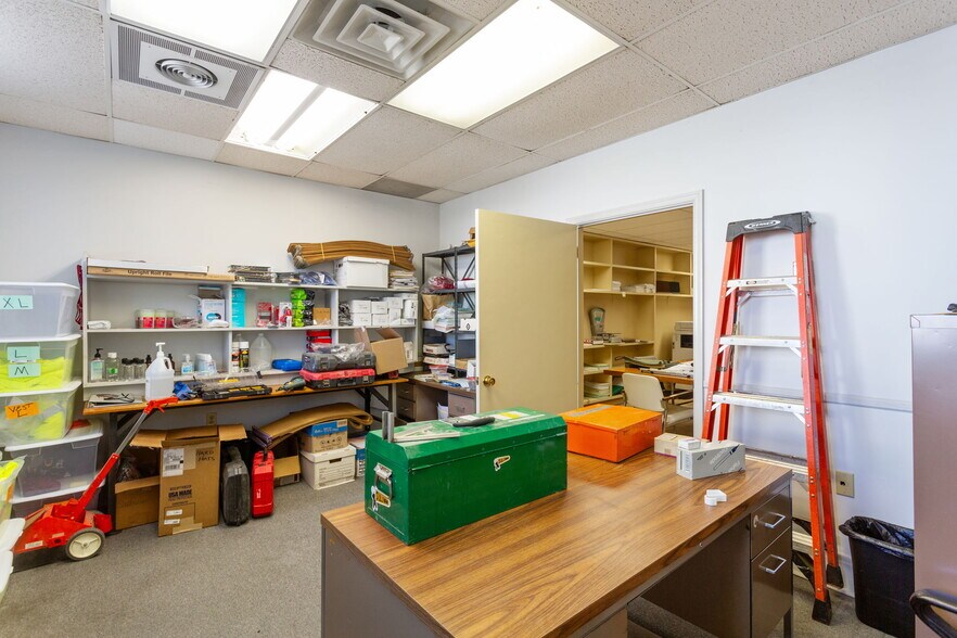 More Photos Of 710 4th St, Shenandoah Warehouse For Sale