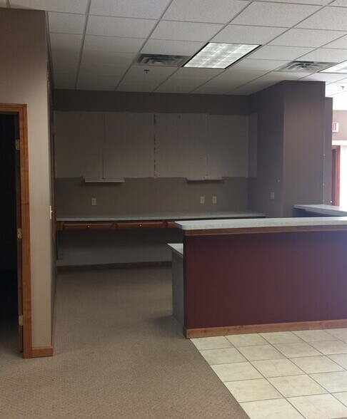 More Photos Of 1802-1838 Commerce Dr, North Mankato Freestanding For Lease