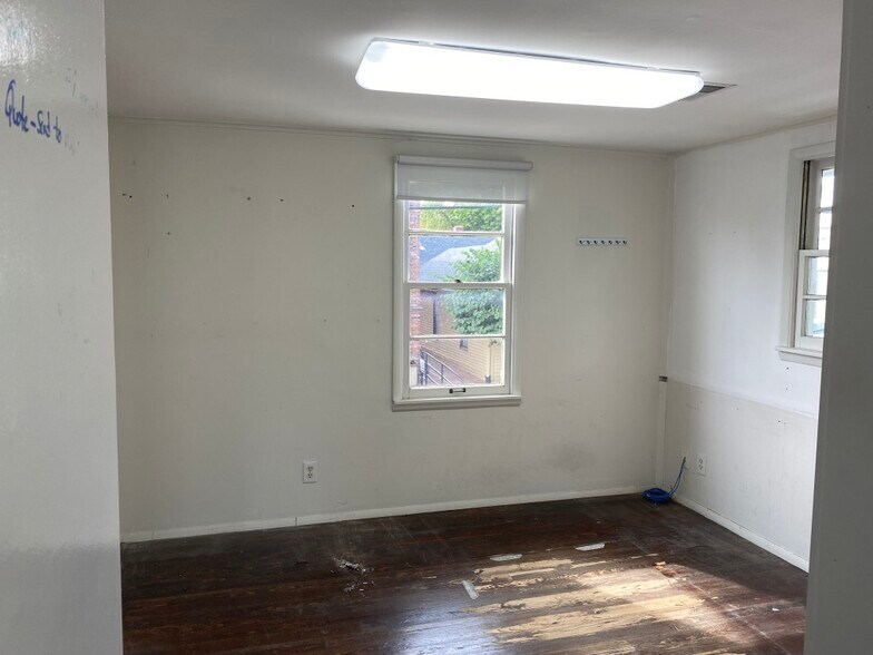 More Photos Of 60-70 E Oak St, Zionsville Loft Creative Space For Lease