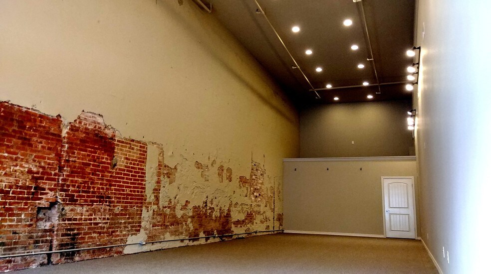 More Photos Of 208 N Bryan Ave, Bryan Office Residential For Lease