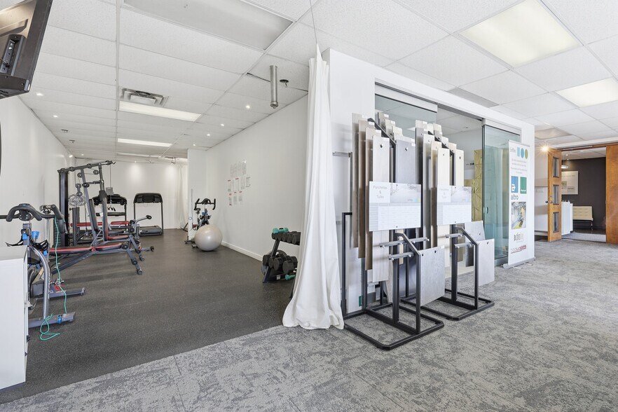 More Photos Of 8905 Boul Henri-Bourassa O, Saint-Laurent Showroom For Lease