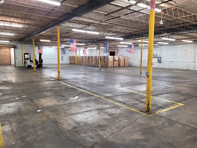 More Photos Of 1 S Lorraine St, Hutchinson Light Manufacturing For Sale