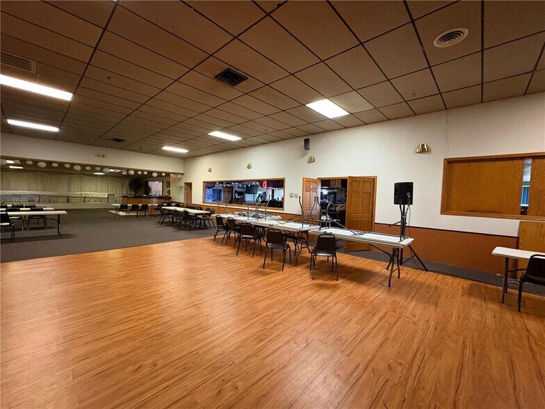 More Photos Of 530 W Christenson Ave, Appleton General Retail For Sale