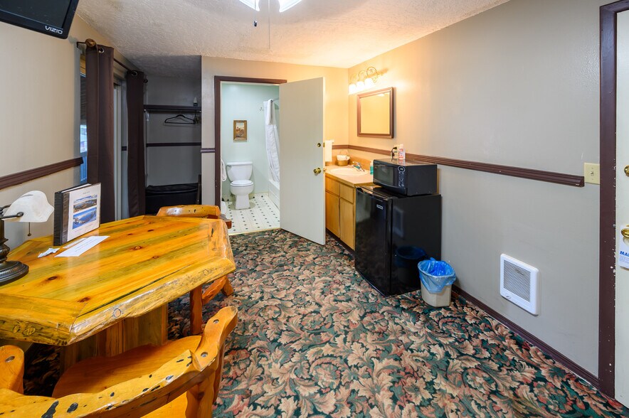 More Photos Of 109455 Highway 97 N, Chemult Hotel For Sale
