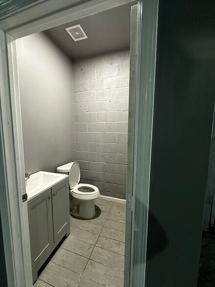 More Photos Of 923-927 Crosstimbers St, Houston Warehouse For Lease