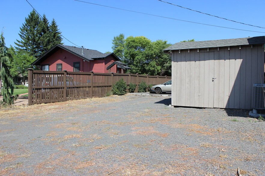 More Photos Of 208 SE Vine Ln, Bend Office For Lease