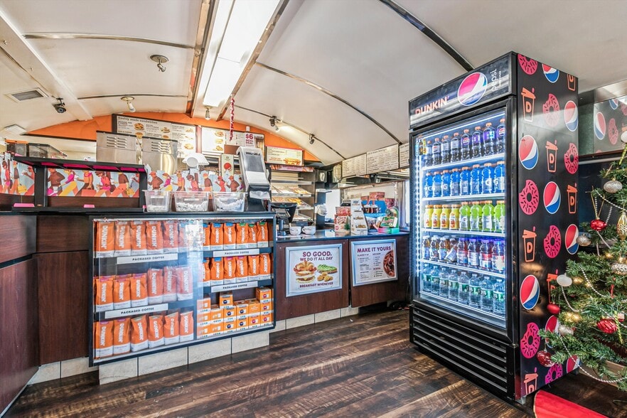 More Photos Of 20 County Road 39, Southampton Restaurant For Lease