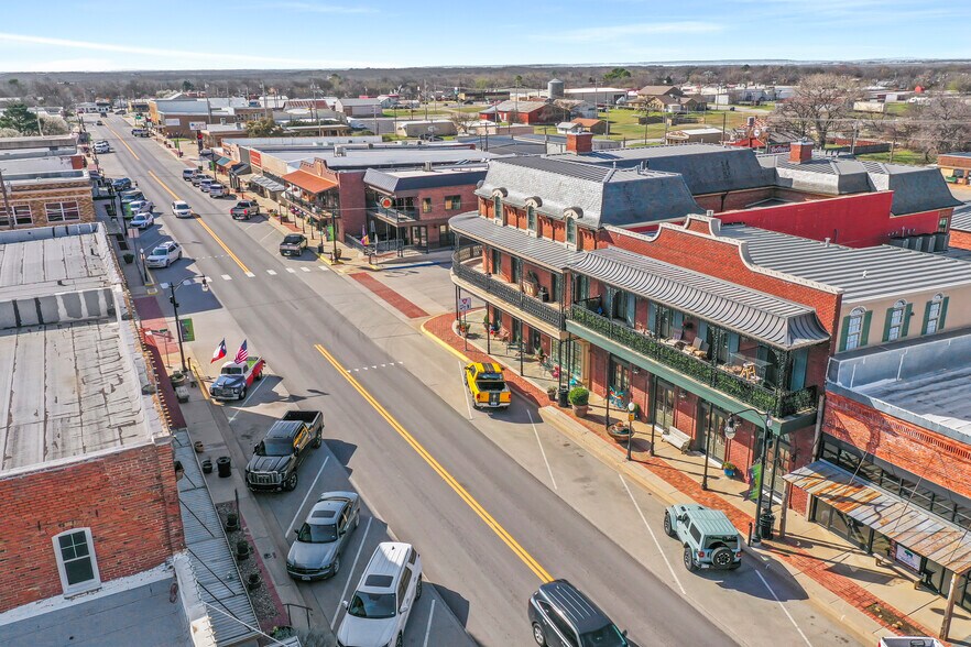More Photos Of 207 Clay St, Nocona Storefront For Lease