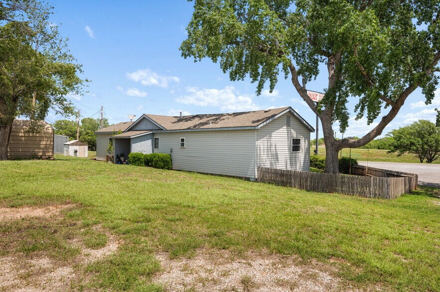 More Photos Of 10277 N 2130 Rd, Foss Convenience Store For Sale