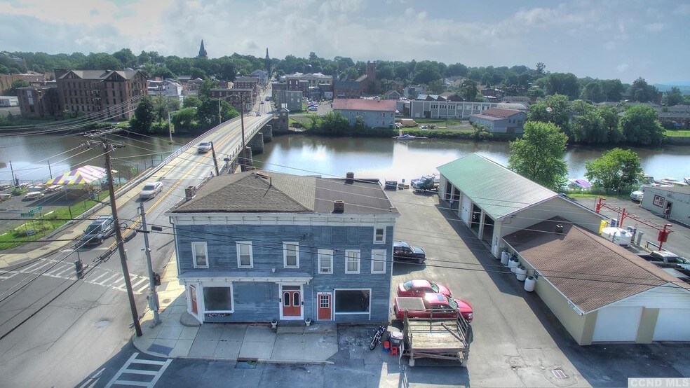 More Photos Of 7 W Bridge St, Catskill Storefront Retail Residential For Lease