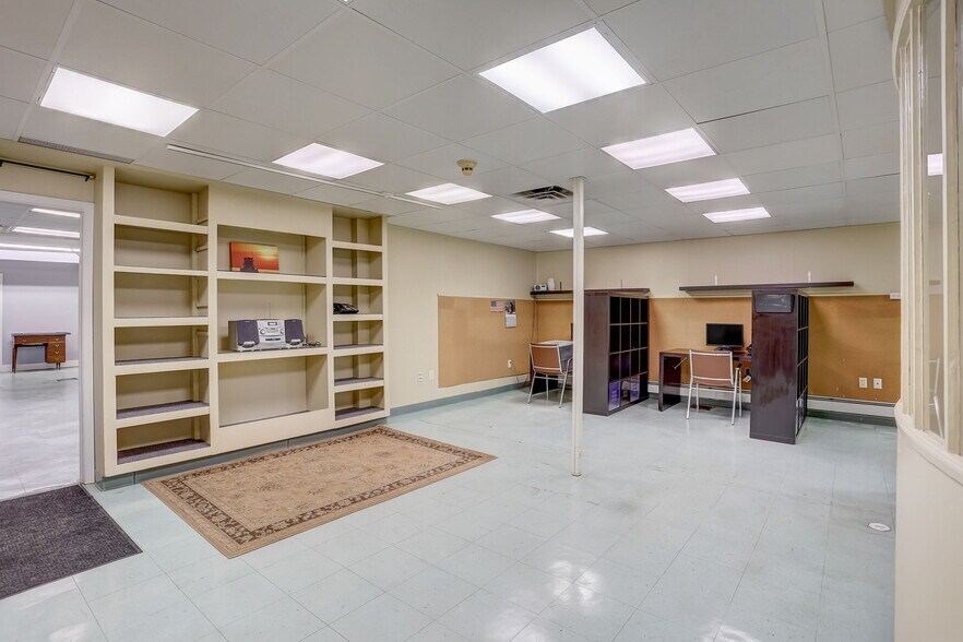 More Photos Of 329 Otter St, Bristol Flex For Lease