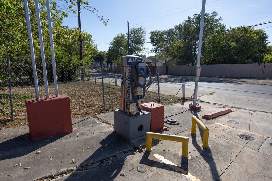 More Photos Of 628 W Hildebrand Ave, San Antonio Convenience Store For Sale