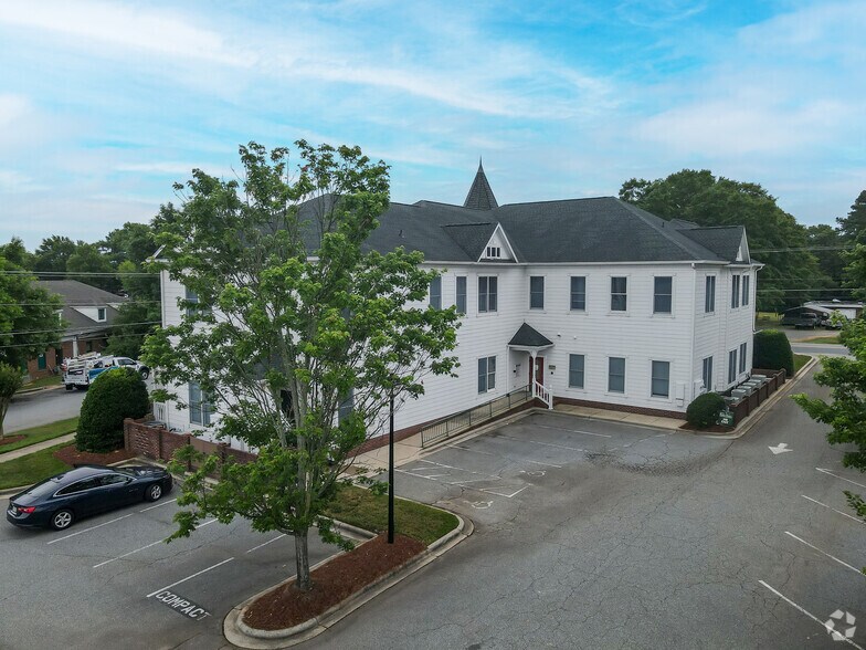 More Photos Of 21000 Torrence Chapel Rd, Cornelius Office Residential For Lease