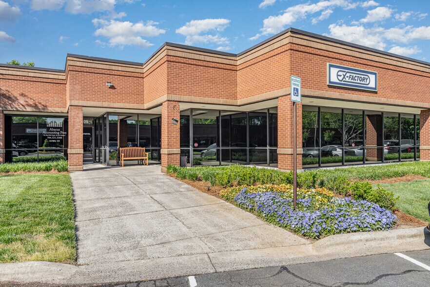 More Photos Of 1805 Sardis Rd N, Charlotte Unknown For Lease