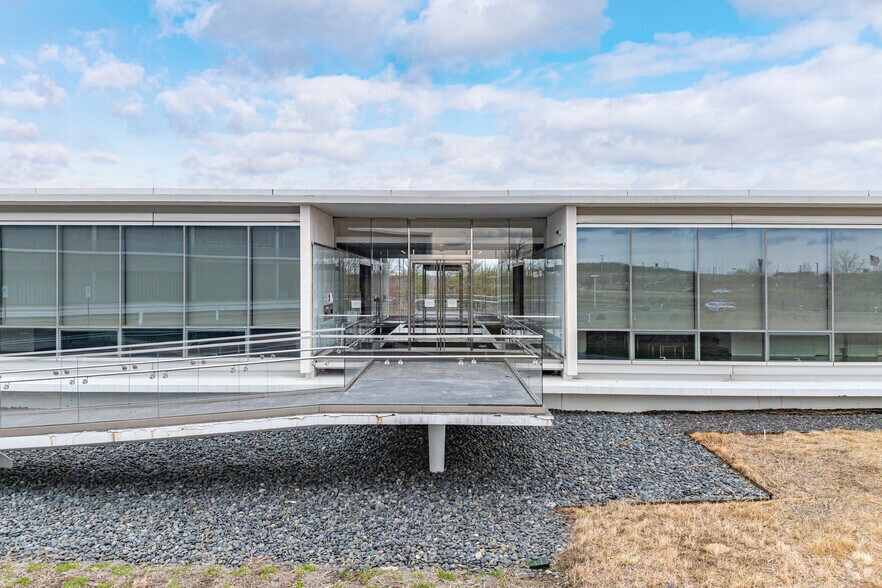 More Photos Of 2600 Forbs Ave, Hoffman Estates Office For Sale