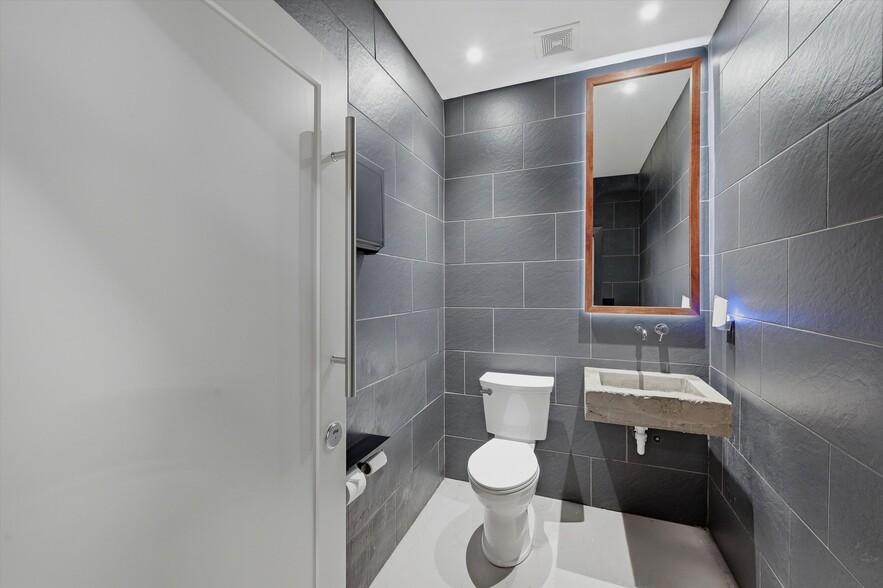 More Photos Of 118 W Chestnut St, Denison Office For Sale