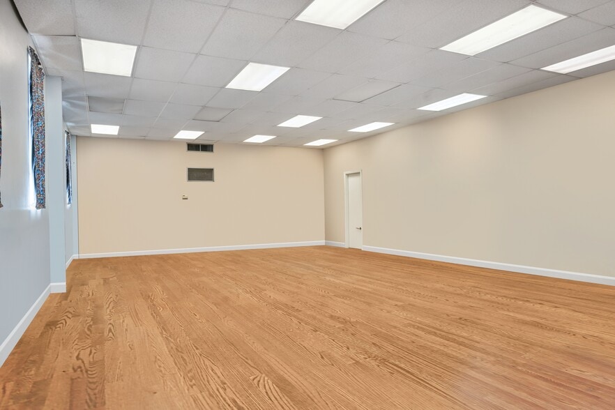 More Photos Of 1810 S Chester Ave, Bakersfield Service For Sale