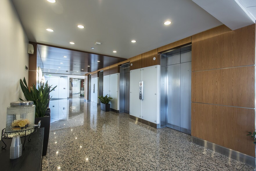 More Photos Of 2141 E Highland Ave, Phoenix Office For Lease