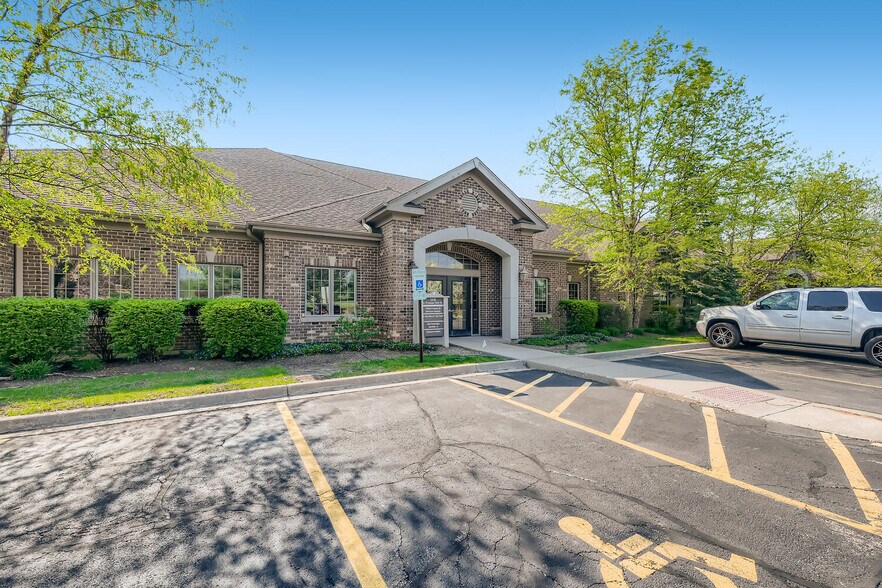 More Photos Of 108 S Wynstone Park Dr, North Barrington Office For Lease