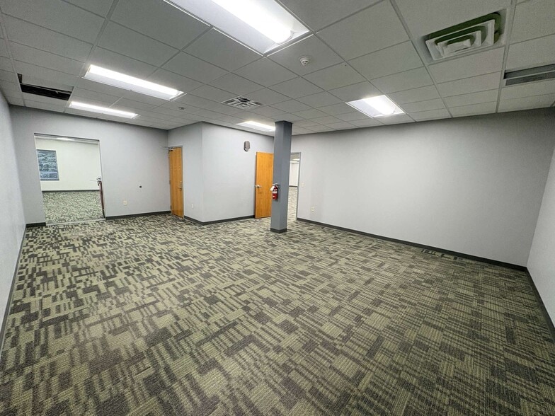 More Photos Of 4205 W 53rd St, Sioux Falls Office For Sale