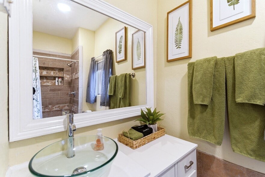 More Photos Of 615 Keleher Ave NW, Albuquerque Flex For Sale