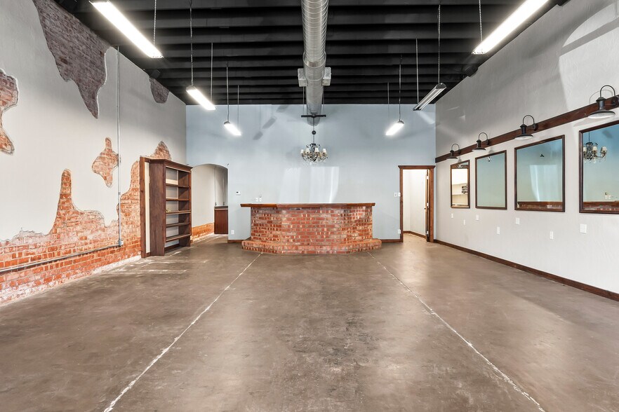 More Photos Of 207 Clay St, Nocona Storefront For Lease