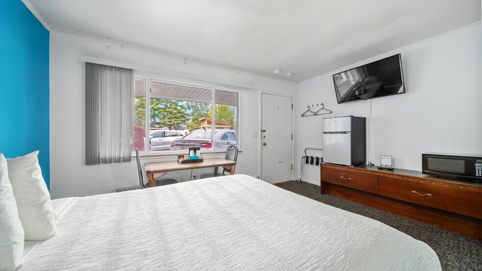 More Photos Of 1010 E Front St, Traverse City Hotel For Sale