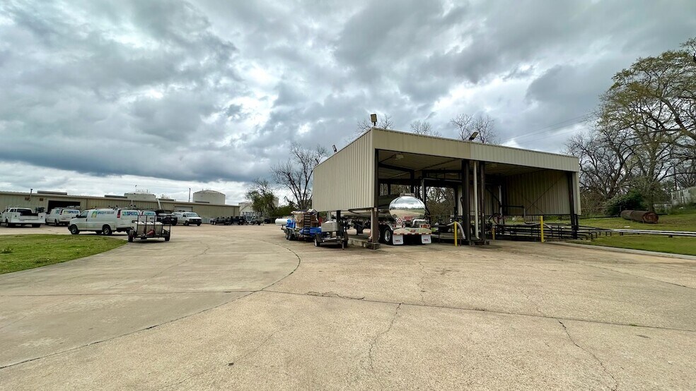 More Photos Of 180 Hunter Loop Rd, Montgomery Warehouse For Lease