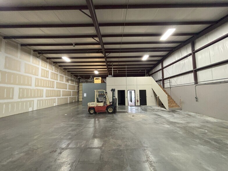 More Photos Of 1035 E 23rd St, Lawrence Warehouse For Lease
