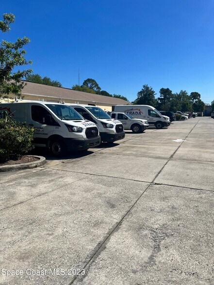 More Photos Of 3111 Skyway Cir, Melbourne Warehouse For Lease