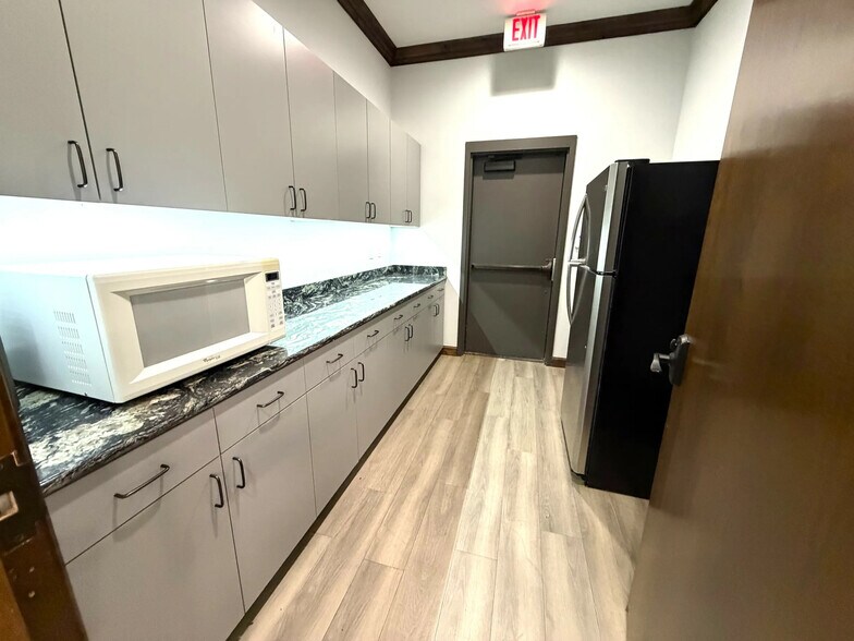 More Photos Of 920 Wall St, Norman Office For Lease
