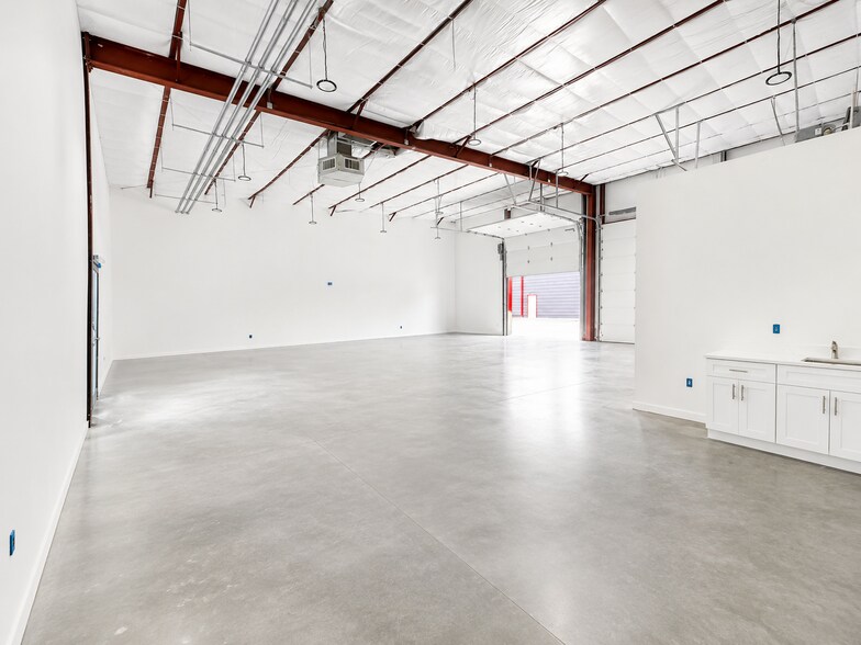 More Photos Of 7044 Queenston Blvd, Houston Light Distribution For Lease