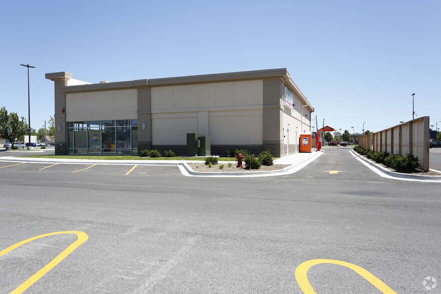 More Photos Of 4823-4835 W 79th St, Burbank General Retail For Lease