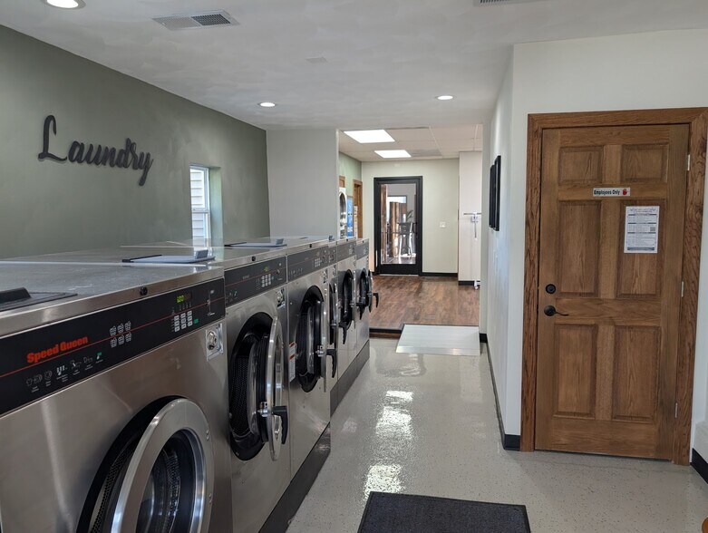 More Photos Of 518 W Main St, Kirkland Freestanding For Sale