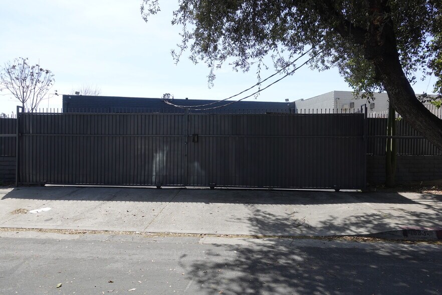 More Photos Of 18334 Eddy St, Northridge Warehouse For Sale